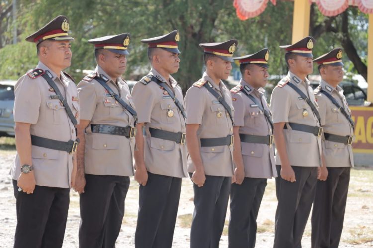 Pisah sambut enam perwira Polri di lingkup Mako Kepolisian Resor (Polres) Nagekeo