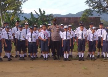 Kapolsek Parongil AKP HP Purba menjadi pembina upacara bendera di sekolah SMP Negeri I Silima Pungga pungga kabupaten Dairi