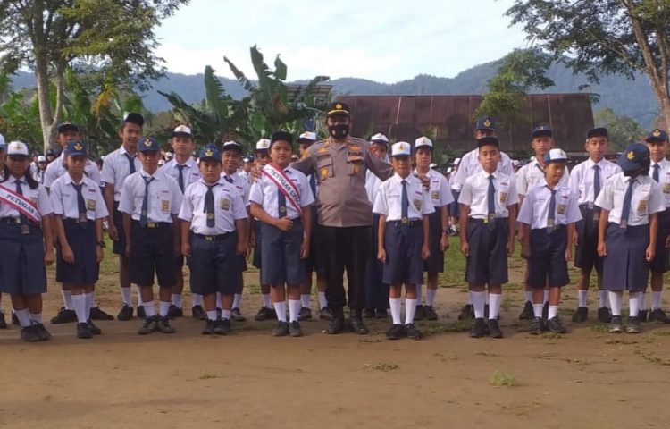 Kapolsek Parongil AKP HP Purba menjadi pembina upacara bendera di sekolah SMP Negeri I Silima Pungga pungga kabupaten Dairi