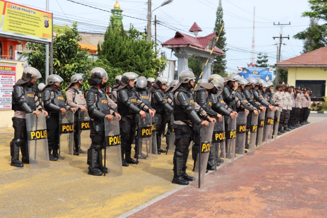 Personil Polres Dairi melakukan latihan pengendalian masyarakat (dalmas) dalam rangka mengantisipasi terjadinya kerusuhan