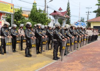 Personil Polres Dairi melakukan latihan pengendalian masyarakat (dalmas) dalam rangka mengantisipasi terjadinya kerusuhan