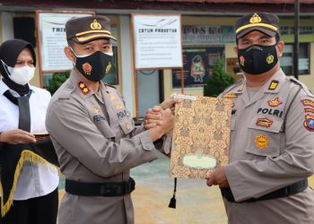 Kapolres Pematangsiantar AKBP Fernando SH S.I.K, menyerahkan piagam penghargaan kepada 16 personel yang berprestasi