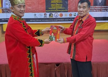 Ketua Umum Ir. Siantimer Silalahi, MM dan Ketua Dewan Pengawas DPP Galaruwa Bpk. Brigjen TNI (P) Joenias Marvel L. Tobing, M.Si.
menyerahkan SK Pengurus Perkumpulan " Jaga Pancasila Zamrud Khatulistiwa" di singkat GALARUWA