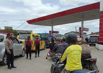 Personil Polres Dairi diterjunkan menjaga dan mengatur Lalu lintas warga yang akan mengisi BBM di SPBU yang ada di kabupaten Dairi