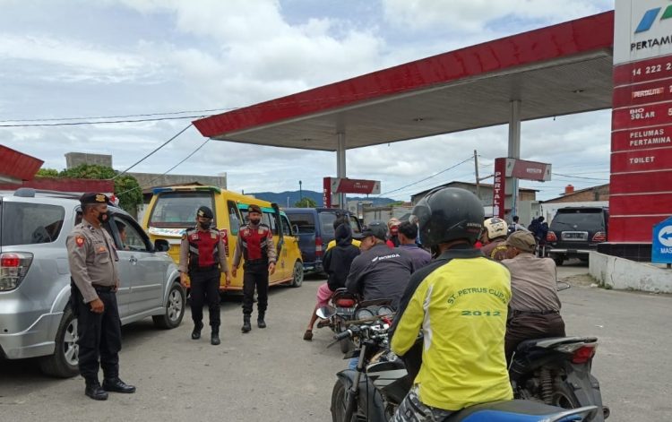 Personil Polres Dairi diterjunkan menjaga dan mengatur Lalu lintas warga yang akan mengisi BBM di SPBU yang ada di kabupaten Dairi