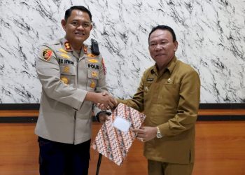 Bupati Kupang, Drs. Korinus Masneno bersama Kapolres Kupang, Kapolres Kupang AKBP FX Irwan Arianto, SIK, MH melaksanakan nota kesepakatan optimalisasi penerimaan pajak mineral bukan logam dan batuan