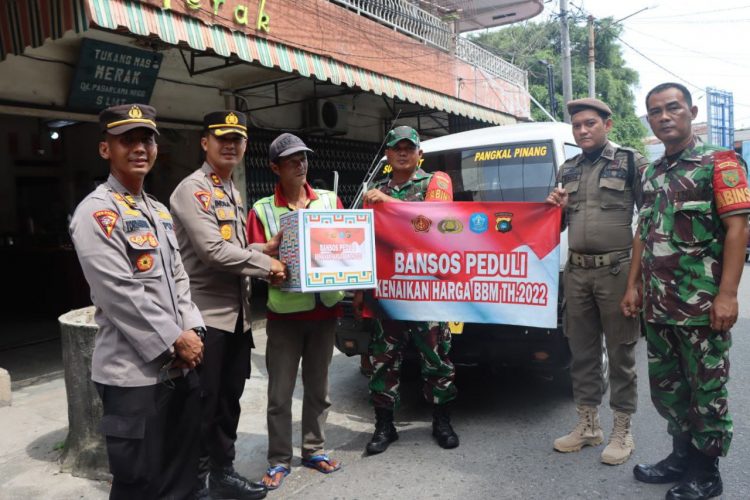 Polres Bangka dan Pemda Bangka melaksanakan Bansos Peduli Penyesuaian Kenaikkan harga BBM