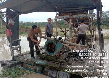 Tiga unit rakit penambang emas tanpa ijin (PETI) di desa Beringin Kecamatan Kuantan Tengah Kabuoaten Kuantan Singingi dibakar dan dimusnahkan