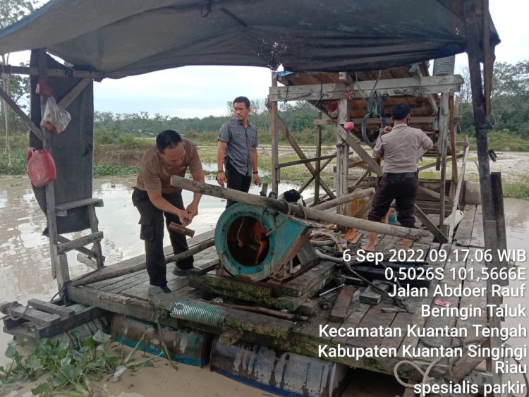 Tiga unit rakit penambang emas tanpa ijin (PETI) di desa Beringin Kecamatan Kuantan Tengah Kabuoaten Kuantan Singingi dibakar dan dimusnahkan