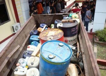 Gabungan personel Reskrim dan Resnarkoba Polres Tomohon mengamankan 2 warga yang diduga melakukan penimbunan bahan bakar minyak (BBM) jenis solar bersubsidi
