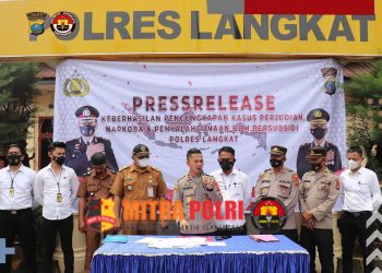 satu unit Mobil Pick Up L-300 mengangkut membawa cairan yang diduga Bahan Bakar Minyak jenis SOLAR yang disubsidi oleh Pemerintah sebanyak 13 ( tiga belas ) buah drum kaleng ukuran 200 liter dan 5 ( lima ) buah jerigen plastik ukuran 35 liter