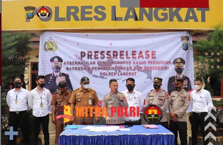 satu unit Mobil Pick Up L-300 mengangkut membawa cairan yang diduga Bahan Bakar Minyak jenis SOLAR yang disubsidi oleh Pemerintah sebanyak 13 ( tiga belas ) buah drum kaleng ukuran 200 liter dan 5 ( lima ) buah jerigen plastik ukuran 35 liter