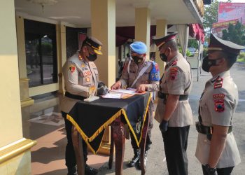 Kapolres Purbalingga AKBP Era Johny Kurniawan memimpin upacara serah terima jabatan (Sertijab) Kasat Intelkam dan Kapolsek Bukateja