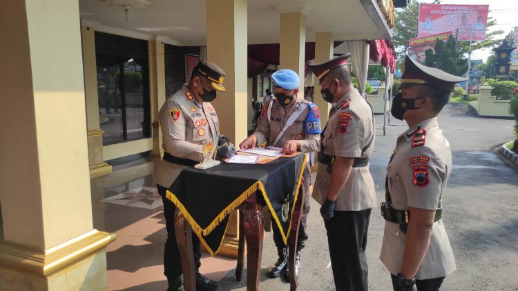 Kapolres Purbalingga AKBP Era Johny Kurniawan memimpin upacara serah terima jabatan (Sertijab) Kasat Intelkam dan Kapolsek Bukateja
