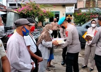 Polda Sumsel membagikan bantuan sosial (bansos) kepada pengemudi ojek online (Ojol),Sopir Angkot dan masyarakat yang berdampak kenaikan BBM di wilayah Kecamatan Gandus