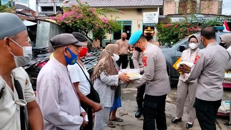 Polda Sumsel membagikan bantuan sosial (bansos) kepada pengemudi ojek online (Ojol),Sopir Angkot dan masyarakat yang berdampak kenaikan BBM di wilayah Kecamatan Gandus