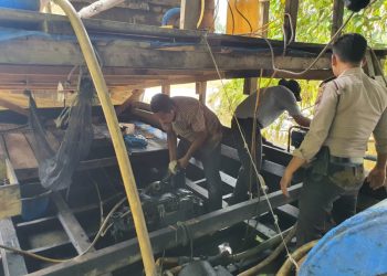 Jajaran Polsek Kuantan Mudik Musnahkan Satu rakit penambang emas tanpa izin (Peti) yang berada di sungai Kuantan
