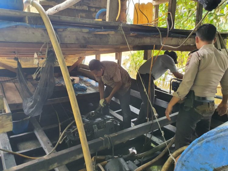 Jajaran Polsek Kuantan Mudik Musnahkan Satu rakit penambang emas tanpa izin (Peti) yang berada di sungai Kuantan