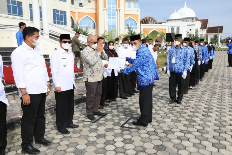 Penjabat Bupati Aceh Utara Azwardi, AP, MSi, mendampingi Sekda Provinsi Aceh menyerahkan SK kenaikan pangkat dan SK pensiun untuk 143 orang Apratur Sipil Negara (ASN)