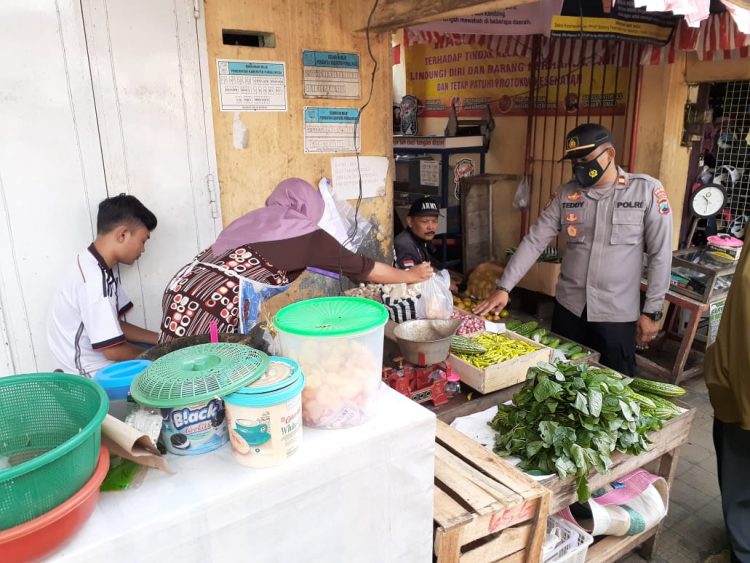 Polsek Kutasari melaksanakan pemantauan harga kebutuhan pokok masyarakat di pasar