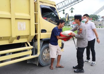 Kepolisian Resor Kuantan Singingi bagikan 45 paket bantuan sosial (bansos) kepada supir truk terkait penyesuaian harga BBM