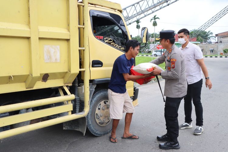 Kepolisian Resor Kuantan Singingi bagikan 45 paket bantuan sosial (bansos) kepada supir truk terkait penyesuaian harga BBM