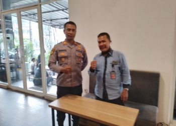 Jurnalis Mitra Polri melakukan foto bersama Wakapolsek Bekasi Selatan AKP Parwoto