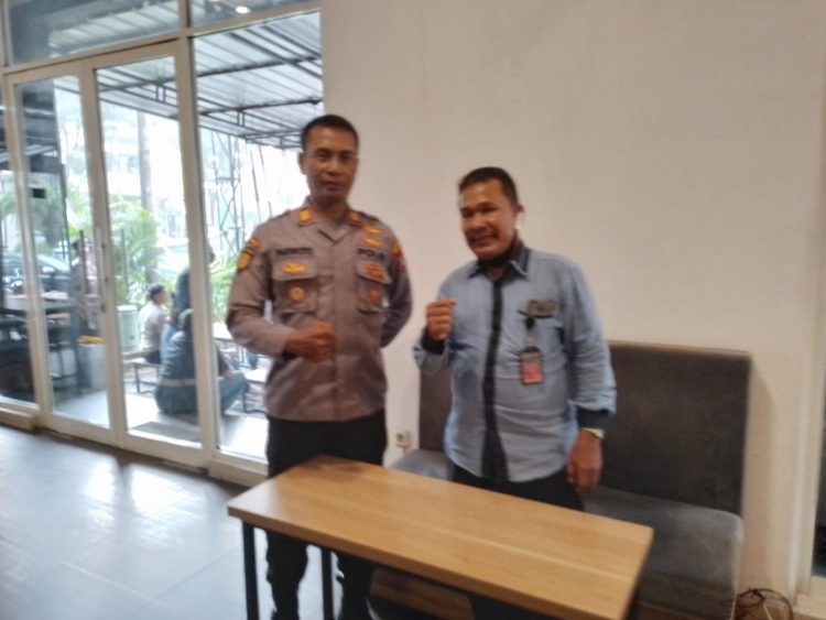 Jurnalis Mitra Polri melakukan foto bersama Wakapolsek Bekasi Selatan AKP Parwoto