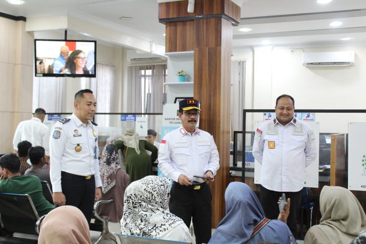 Meurah Budiman, Kepala Kantor Wilayah Kemenkumham Aceh melakukan kunjungan kerja ke Kantor Imigrasi Lhokseumawe