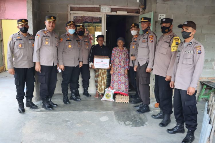Kapolres Dairi AKBP Wahyudi Rahman, SH, SIK, MM bersama Pejabat Utama Polres Dairi membagikan bantuan sosial berupa sembako secara Door To Door kepada masyarakat kabupaten Dairi
