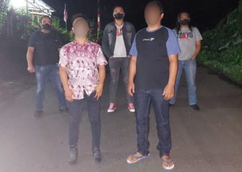 Unit Resmob Polres Tomohon mengamankan dua pria pelaku penganiayaan yang terjadi di ruas Jalan Raya Tomohon-Manado