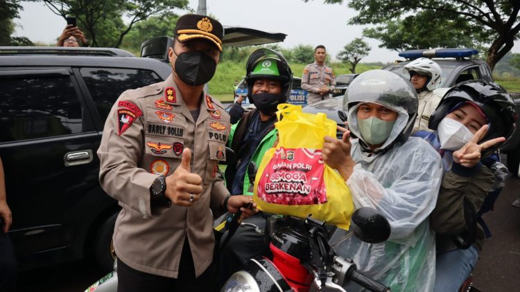 Polres Tangerang Selatan melaksanakan bakti sosial “Polri Peduli” kepada masyarakat yang terdampak langsung kenaikan harga BBM