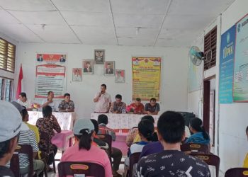Sejumlah tokoh masyarakat juga perwakilan dari perempuan Desa Lasara Bagawu,
 geruduk kantor Camat Mandrehe Barat, sampaikan aspirasi menolak rekomondasi camat terkait pengangkatan perangkat Desa