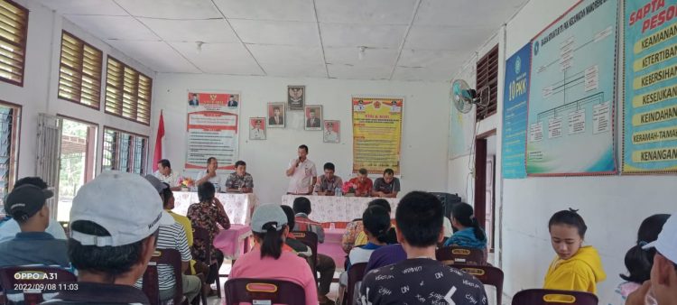 Sejumlah tokoh masyarakat juga perwakilan dari perempuan Desa Lasara Bagawu,
 geruduk kantor Camat Mandrehe Barat, sampaikan aspirasi menolak rekomondasi camat terkait pengangkatan perangkat Desa