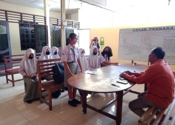 Kaurbin Ops Satreskrim Polres Dairi Iptu Sumitro P Manurung, SH menerima Audiensi 10 (Sepuluh) orang siswi SMKN I Sidikalang