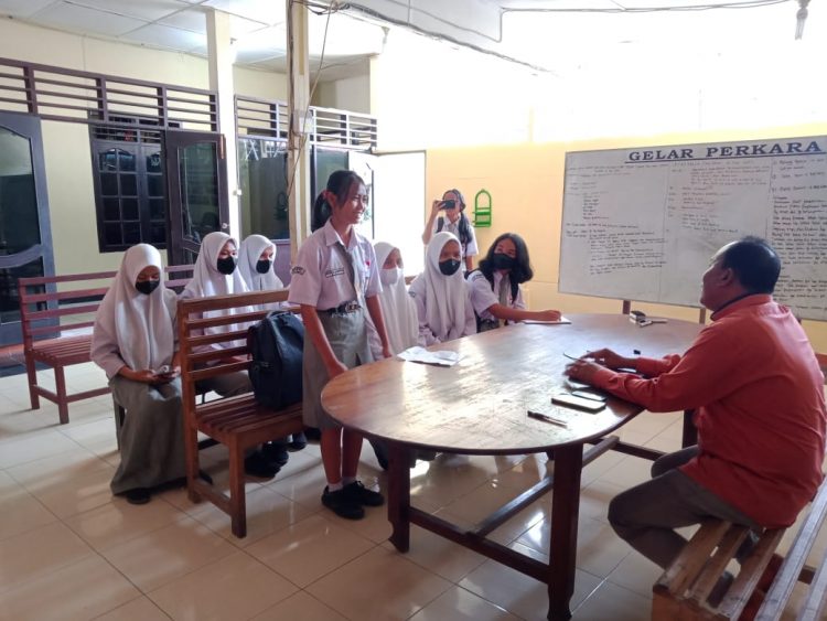 Kaurbin Ops Satreskrim Polres Dairi Iptu Sumitro P Manurung, SH menerima Audiensi 10 (Sepuluh) orang siswi SMKN I Sidikalang