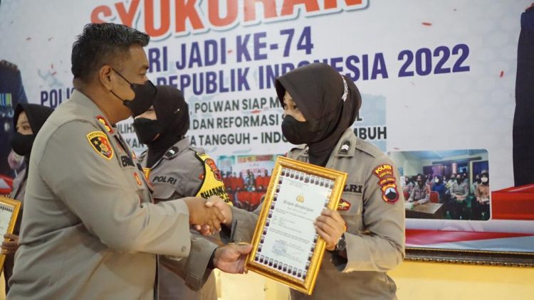Lima Polwan Polres Purbalingga menerima penghargaan dari Kapolres Purbalingga AKBP Era Johny Kurniawan