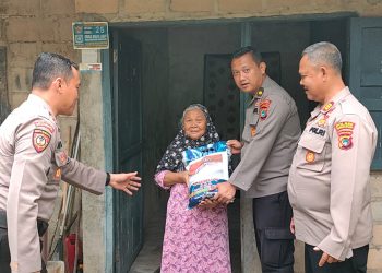 Polres Bangka Barat menyalurkan bantuan sosial (bansos) sebanyak paket beras kepada warga di Kecamatan Mentok
