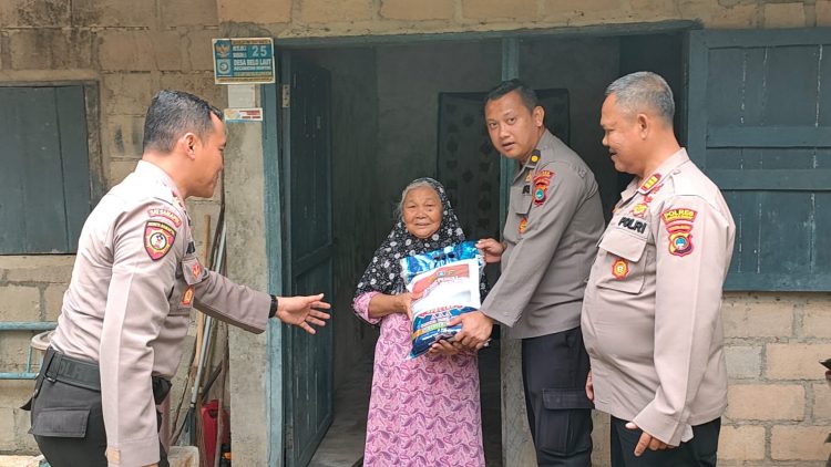 Polres Bangka Barat menyalurkan bantuan sosial (bansos) sebanyak paket beras kepada warga di Kecamatan Mentok