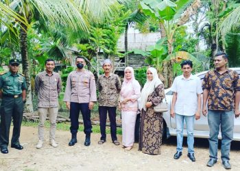 Camat Baktiya/Sekretaris Kecamatan Baktiya, Muhammad Isnaini, SSos, MSi, memulangkan pasien korban kasus penembakan ke rumahnya di Gampong Cot Manyang
