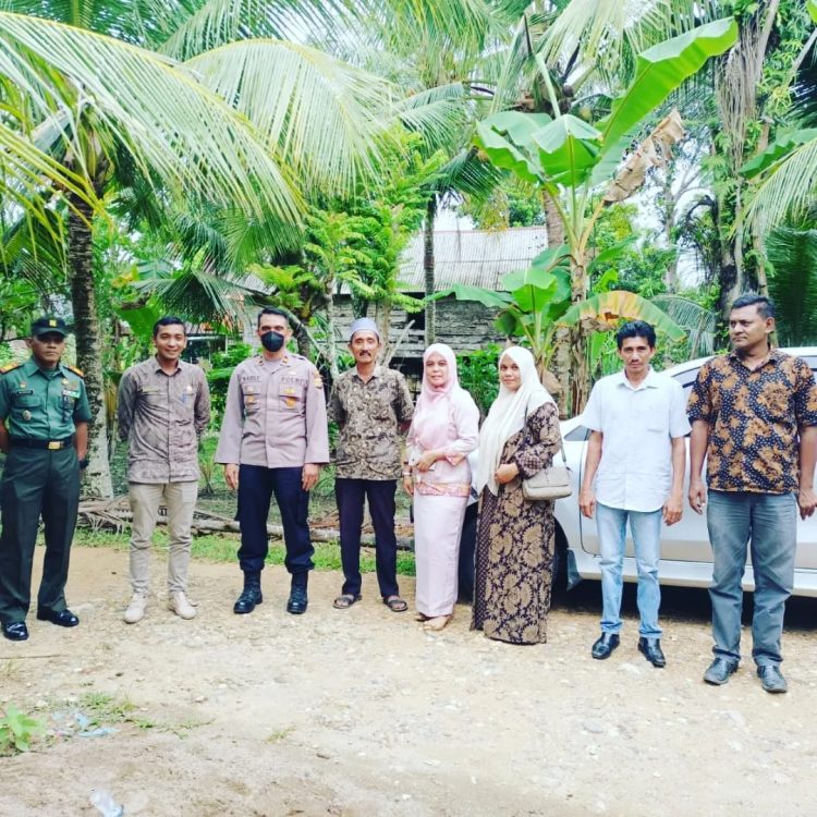 Camat Baktiya/Sekretaris Kecamatan Baktiya, Muhammad Isnaini, SSos, MSi, memulangkan pasien korban kasus penembakan ke rumahnya di Gampong Cot Manyang