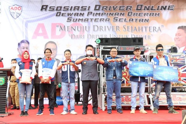 Herman Deru ketika hadir pada HUT ke 5 Asosiasi Driver Online (ADO) Sumsel di Stadion Kamboja Palembang