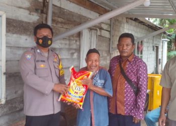 Polsek Jebus menyalurkan bantuan sosial (Bansos) kepada masyarakat akibat terkena dampak dari kenaikan harga bahan bakar minyak (BBM)