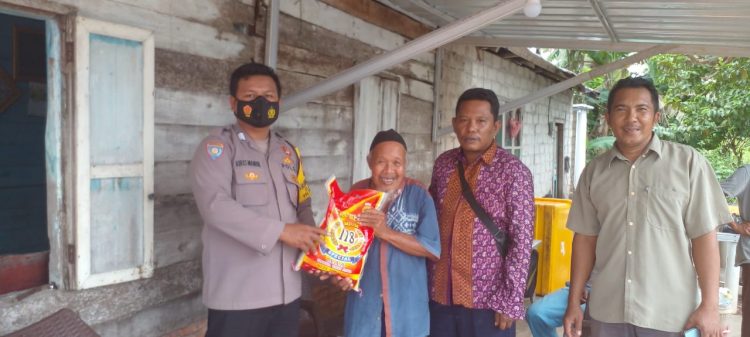 Polsek Jebus menyalurkan bantuan sosial (Bansos) kepada masyarakat akibat terkena dampak dari kenaikan harga bahan bakar minyak (BBM)