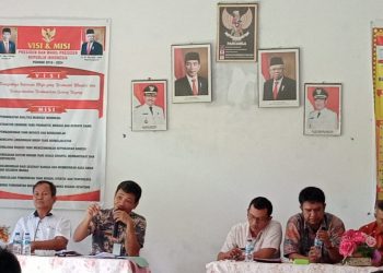 Ketua BPD Desa Lasara Bagawu, di tengah-tengah puluhan masyarakat Desa Lasara Bagawu yang menyampaikan aspirasinya menolak rekomondasi Camat Mandrehe Barat