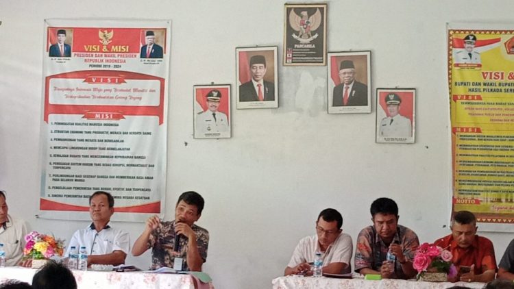 Ketua BPD Desa Lasara Bagawu, di tengah-tengah puluhan masyarakat Desa Lasara Bagawu yang menyampaikan aspirasinya menolak rekomondasi Camat Mandrehe Barat