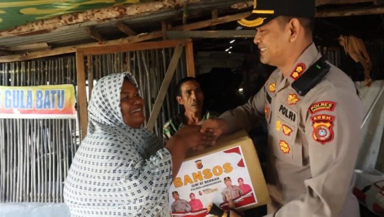 Polres Lhokseumawe menyalurkan bantuan sosial (bansos) secara serentak kepada pelaku transportasi, tukang parkir, petugas kebersihan dan warga kurang mampu