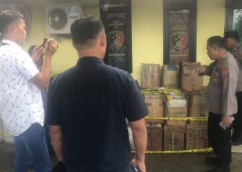 Personil Polres Kepulauan Talaud mengungkap praktik penimbunan BBM bersubsidi jenis solar yang terjadi di Kecamatan Melonguane