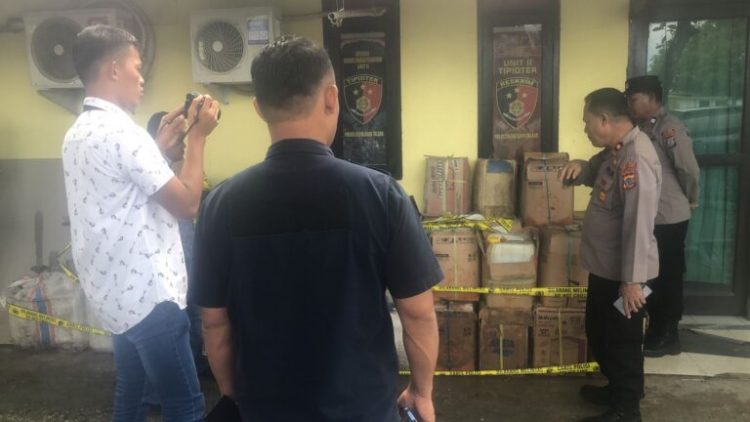 Personil Polres Kepulauan Talaud mengungkap praktik penimbunan BBM bersubsidi jenis solar yang terjadi di Kecamatan Melonguane