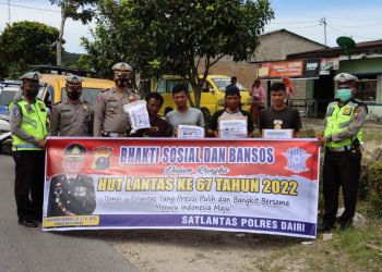 Kapolres Dairi AKBP Wahyudi Rahman, SH, S.I.K, MM Bersama Kasat Lantas Polres Dairi AKP Herliandri, SH serta personil Sat Lantas Polres Dairi bagikan bantuan sosial berupa sembako kepada Korban Kebakaran dan masyarakat serta sopir angkutan umum